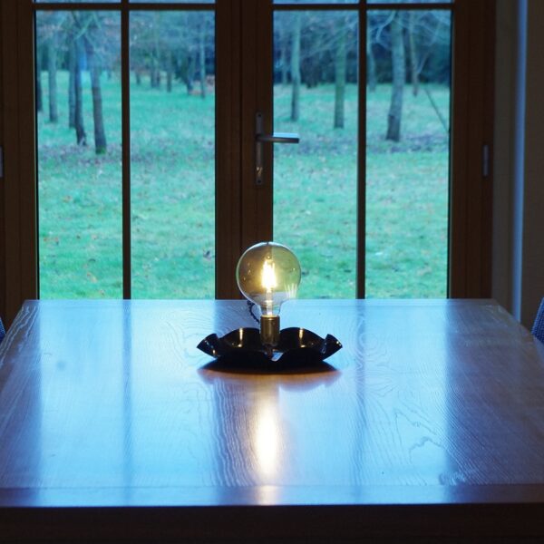 l'éclairage avec une lampe de table